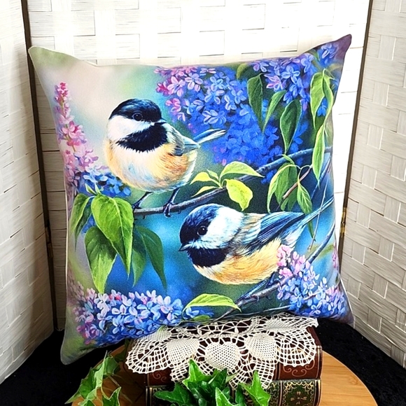 👉*BEAUTIFUL DANBURY MILLETTE WILD WINGS SPRING CHICKADEE INDOOR/OUTDOOR PILLOW - Picture 1 of 4